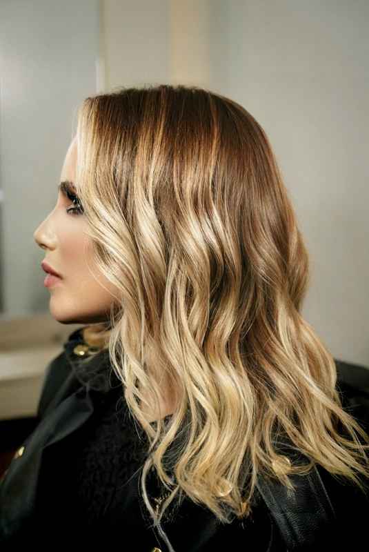 VIVANCE-Colorista profesional aplicando balayage con técnica avanzada en salón premium