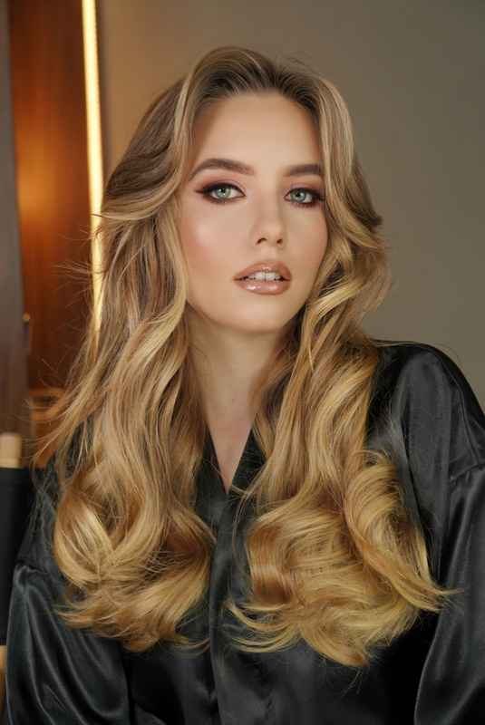 VIVANCE-Colorista profesional en Polanco aplicando tonos rubios modernos en salón premium.