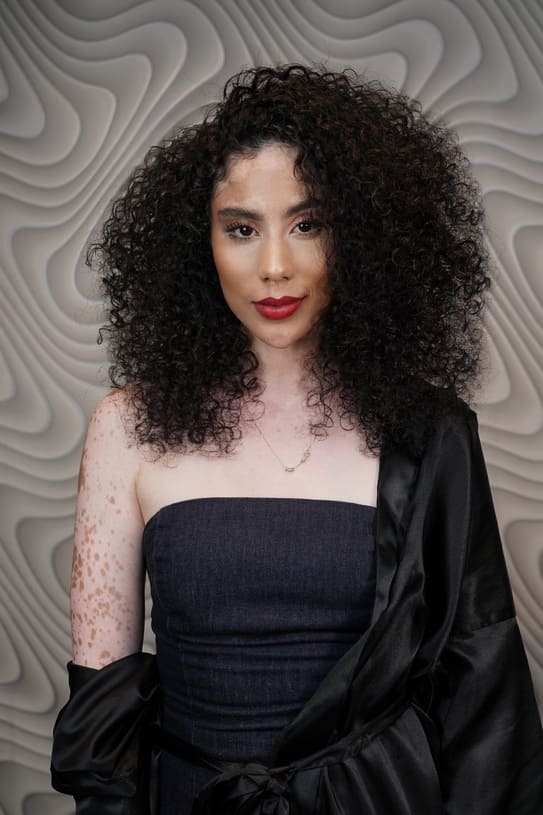 VIVANCE-Estilista profesional realizando corte especializado para cabello rizado en Vivance.